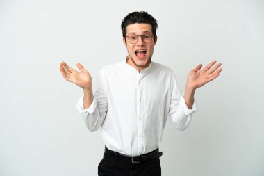 Rus iş adamı beyaz arka planda şok olmuş yüz ifadesiyle izole edilmiş.