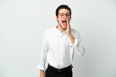 Rus işadamı beyaz arka planda ağzı açık bağırıyor.