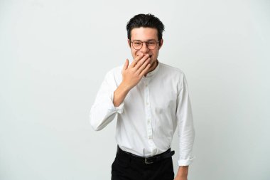 Rus iş adamı beyaz arka planda izole edilmiş mutlu ve gülümseyen ağızlarını eliyle kapatıyor.