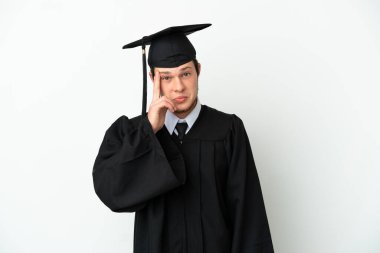 Genç Rus üniversite mezunu beyaz arka planda tek başına bir fikir düşünüyor.