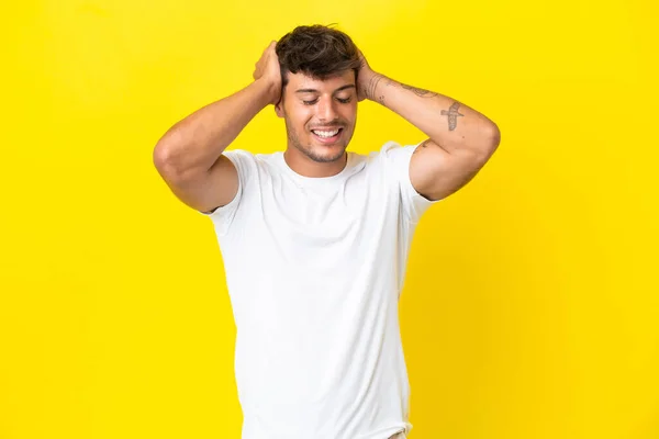 Junger Kaukasischer Gutaussehender Mann Auf Gelbem Hintergrund Lacht — Stockfoto