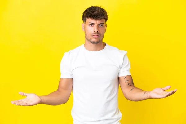 Junge Kaukasische Schöner Mann Isoliert Auf Gelbem Hintergrund Mit Zweifeln — Stockfoto