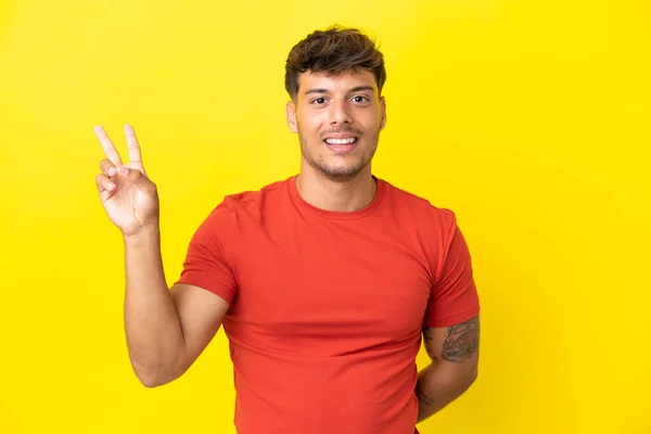 Junger Kaukasischer Gutaussehender Mann Auf Gelbem Hintergrund Der Lächelt Und — Stockfoto
