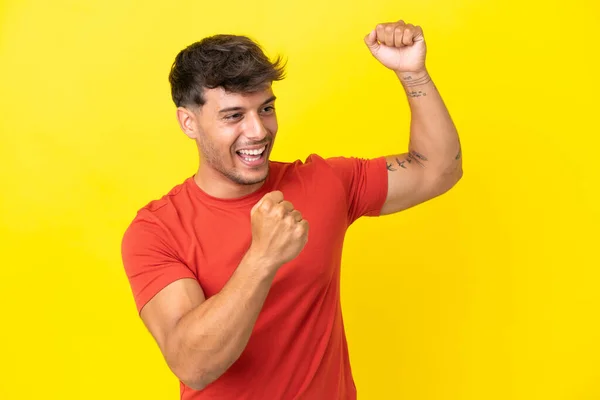 Jonge Blanke Knappe Man Geïsoleerd Gele Achtergrond Vieren Een Overwinning — Stockfoto