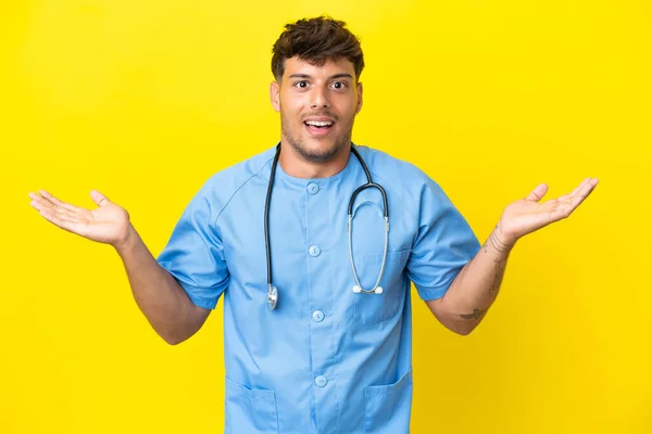 Νεαρός Χειρουργός Γιατρός Άνθρωπος Απομονώνονται Κίτρινο Φόντο Σοκαρισμένη Έκφραση Του — Φωτογραφία Αρχείου