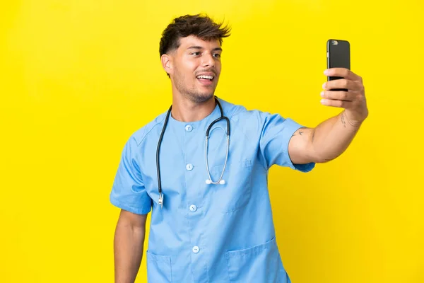 Joven Cirujano Médico Aislado Sobre Fondo Amarillo Haciendo Una Selfie —  Fotos de Stock
