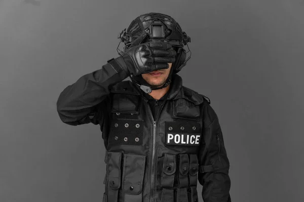 Swat Hombre Caucásico Aislado Sobre Fondo Gris Cubriendo Los Ojos —  Fotos de Stock