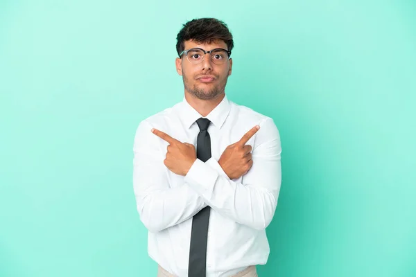 Zakelijke Blanke Man Geïsoleerd Blauwe Achtergrond Wijzend Naar Lateralen Met — Stockfoto