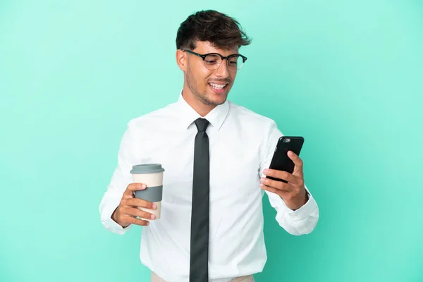 Hombre Caucásico Negocios Aislado Sobre Fondo Azul Sosteniendo Café Para —  Fotos de Stock