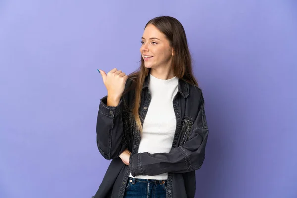 Mujer Lituana Joven Aislada Sobre Fondo Púrpura Apuntando Hacia Lado — Foto de Stock