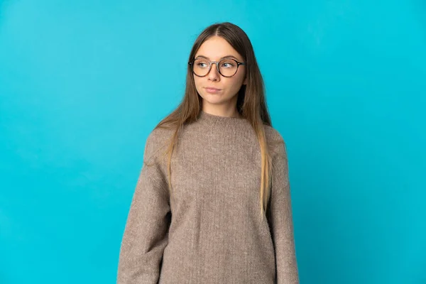 Joven Mujer Lituana Aislada Sobre Fondo Azul Haciendo Gestos Dudas —  Fotos de Stock