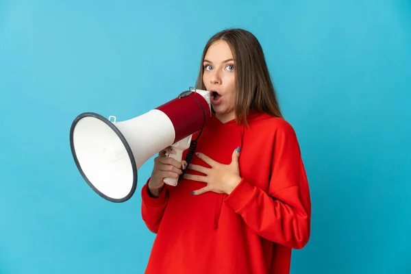 Jonge Litouwse Vrouw Geïsoleerd Blauwe Achtergrond Schreeuwen Door Een Megafoon — Stockfoto