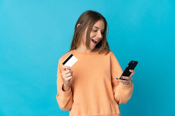 Jeune Femme Lituanienne Isolée Sur Fond Bleu Achetant Avec Mobile — Photo