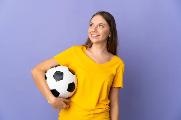 Jovem Jogador Lituano Futebol Mulher Isolada Fundo Roxo Pensando Uma — Fotografia de Stock