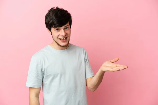 Jong Russisch Man Geïsoleerd Roze Achtergrond Presenteren Van Een Idee — Stockfoto