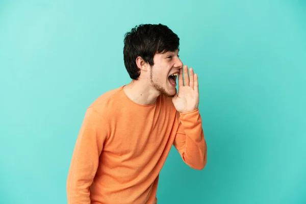 Young Russian Man Isolated Blue Background Shouting Mouth Wide Open — Stock Photo, Image