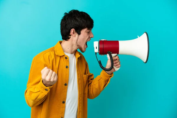 Young Russian Man Isolated Blue Background Shouting Megaphone Announce Something — Stock Photo, Image