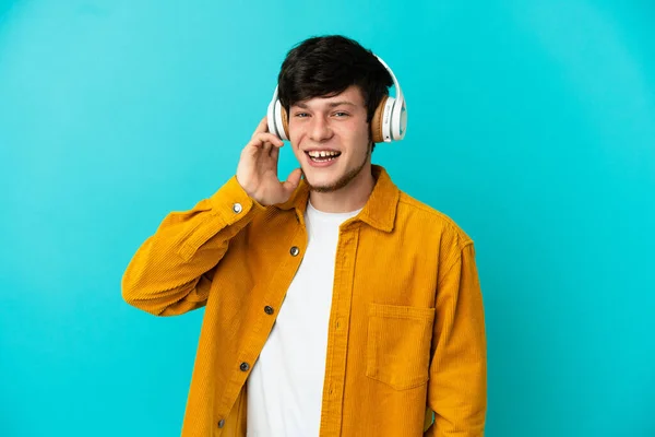 Jovem Russo Homem Isolado Fundo Azul Ouvir Música — Fotografia de Stock