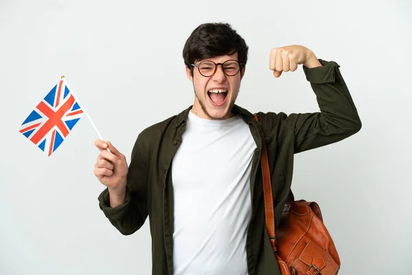 白い背景に英国の旗を掲げた若いロシア人が強いジェスチャーをする — ストック写真
