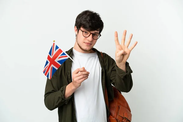 年轻的俄罗斯男子高高兴兴地举着一面英国国旗 背景为白色 手指头数着四 — 图库照片