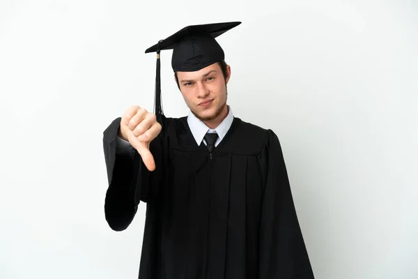 若い大学ロシアの卒業生は 負の式で親指を下に示す白い背景に隔離されました — ストック写真