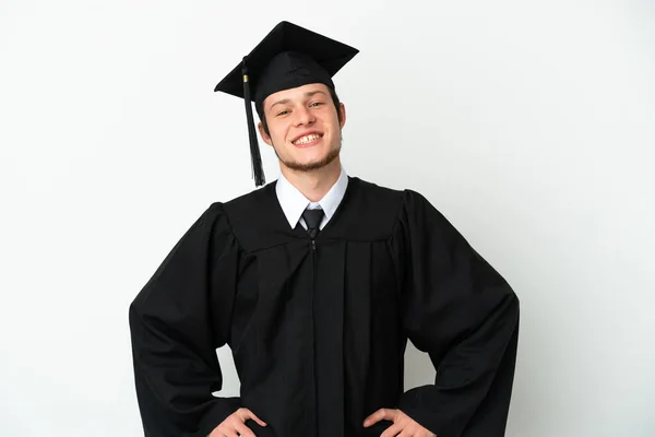 若い大学ロシアの卒業生は腰と笑顔で腕でポーズ白い背景に隔離されました — ストック写真
