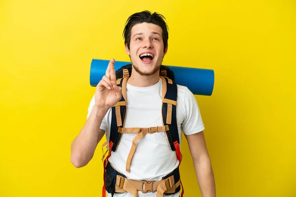 Young Mountaineer Russian Man Big Backpack Isolated Yellow Background Fingers — Foto Stock