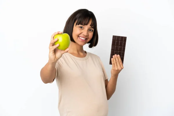 Mladá Smíšená Rasa Těhotná Žena Izolované Bílém Pozadí Čokoládovou Tabletu — Stock fotografie