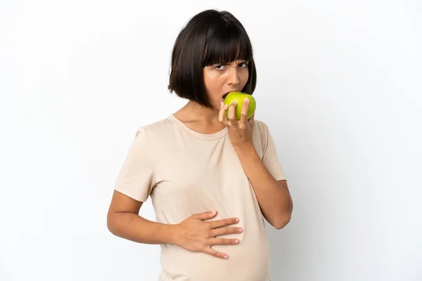 Junge Gemischte Rasse Schwangere Frau Isoliert Auf Weißem Hintergrund Isst — Stockfoto