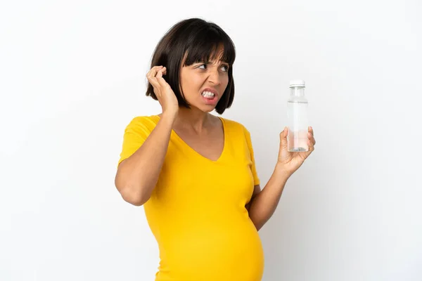 白い背景に孤立した水のボトルを持っている若い妊婦フラストレーションとカバー耳 — ストック写真