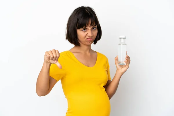 Jonge Zwangere Vrouw Met Een Fles Water Geïsoleerd Witte Achtergrond — Stockfoto