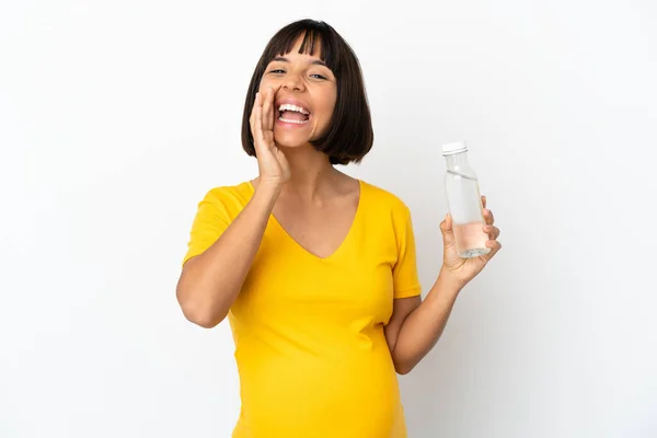 白い背景に孤立した水のボトルを持っている若い妊娠中の女性は口を大きく開いて叫んで — ストック写真