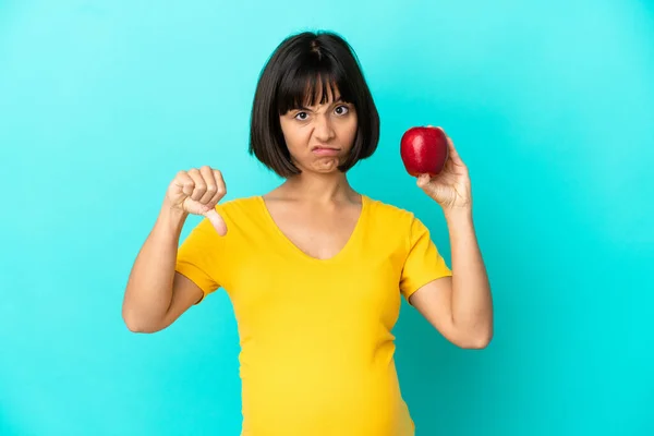 Schwangere Hält Einen Auf Blauem Hintergrund Isolierten Apfel Und Zeigt — Stockfoto