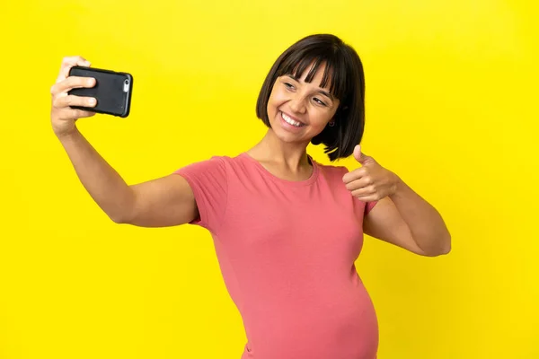 Joven Mujer Embarazada Raza Mixta Aislada Sobre Fondo Amarillo Haciendo —  Fotos de Stock