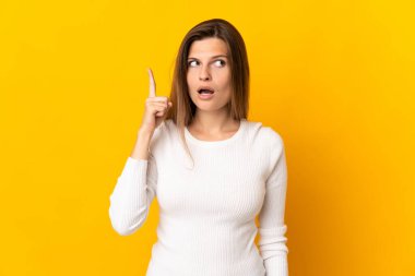 Genç Slovak kadın sarı arka planda izole edilmiş.