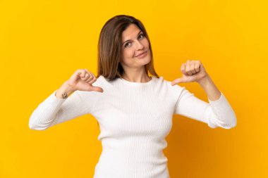 Genç Slovak kadın sarı arka planda soyutlanmış gururlu ve kendini beğenmiş