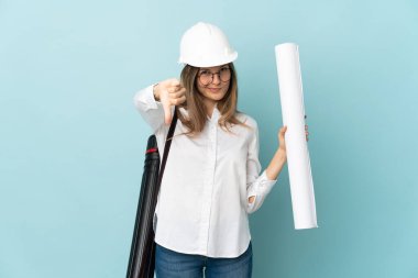 Slovak mimar kız elinde mavi arka planda izole edilmiş planlar tutuyor.