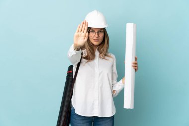 Slovak mimar kız elinde mavi arka planda izole edilmiş planlar tutuyor.