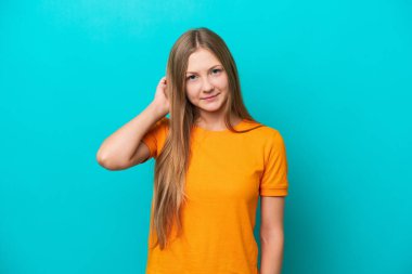 Mavi arka planda izole edilmiş genç bir Rus kadının şüpheleri var.