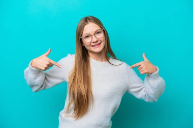 Genç Rus kadın mavi arka planda soyutlanmış gururlu ve kendinden memnun