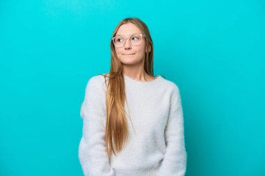 Genç Rus kadın mavi arka planda izole edildi.
