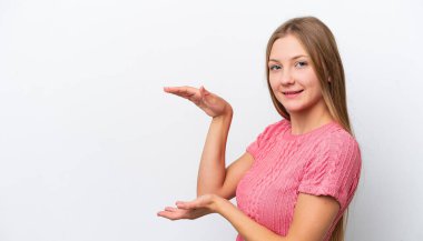 Beyaz arka planda izole edilmiş genç bir Rus kadın ilan vermek için kopyalama alanı tutuyor