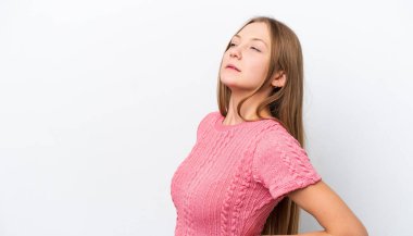 Beyaz arka planda yaşayan genç bir Rus kadın gayret gösterdiği için sırt ağrısı çekiyor.