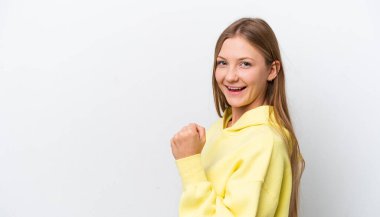 Beyaz arka planda izole edilmiş genç Rus kadın zaferi kutluyor.