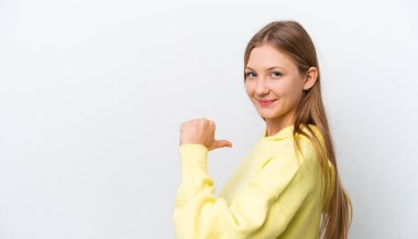 Beyaz arka planda kendini beğenmiş ve gururlu genç bir Rus kadın.