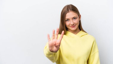 Beyaz arka planda izole edilmiş genç Rus kadın mutlu ve parmakları olan dört kişi sayıyor.