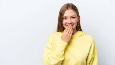 Beyaz arka planda izole edilmiş genç bir Rus kadın mutlu ve gülümsüyor.