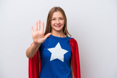 Süper kahraman Rus kadın, beyaz arka planda izole edilmiş, parmaklarıyla beşi sayıyor.