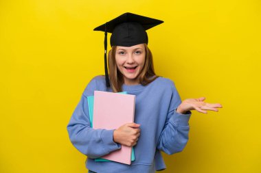 Genç Rus öğrenci, sarı arka planda izole edilmiş, şok olmuş bir yüz ifadesi var.