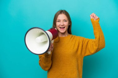 Mavi arka planda izole edilmiş genç bir Rus kadın bir şey duyurmak için megafonla bağırıyor.